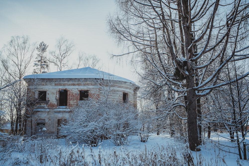 ein altes Gebäude, umgeben von schneebedeckten Bäumen