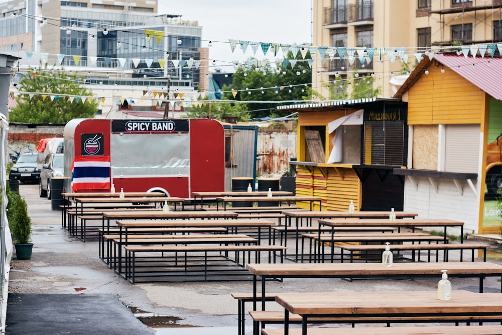 a row of picnic tables sitting next to each other