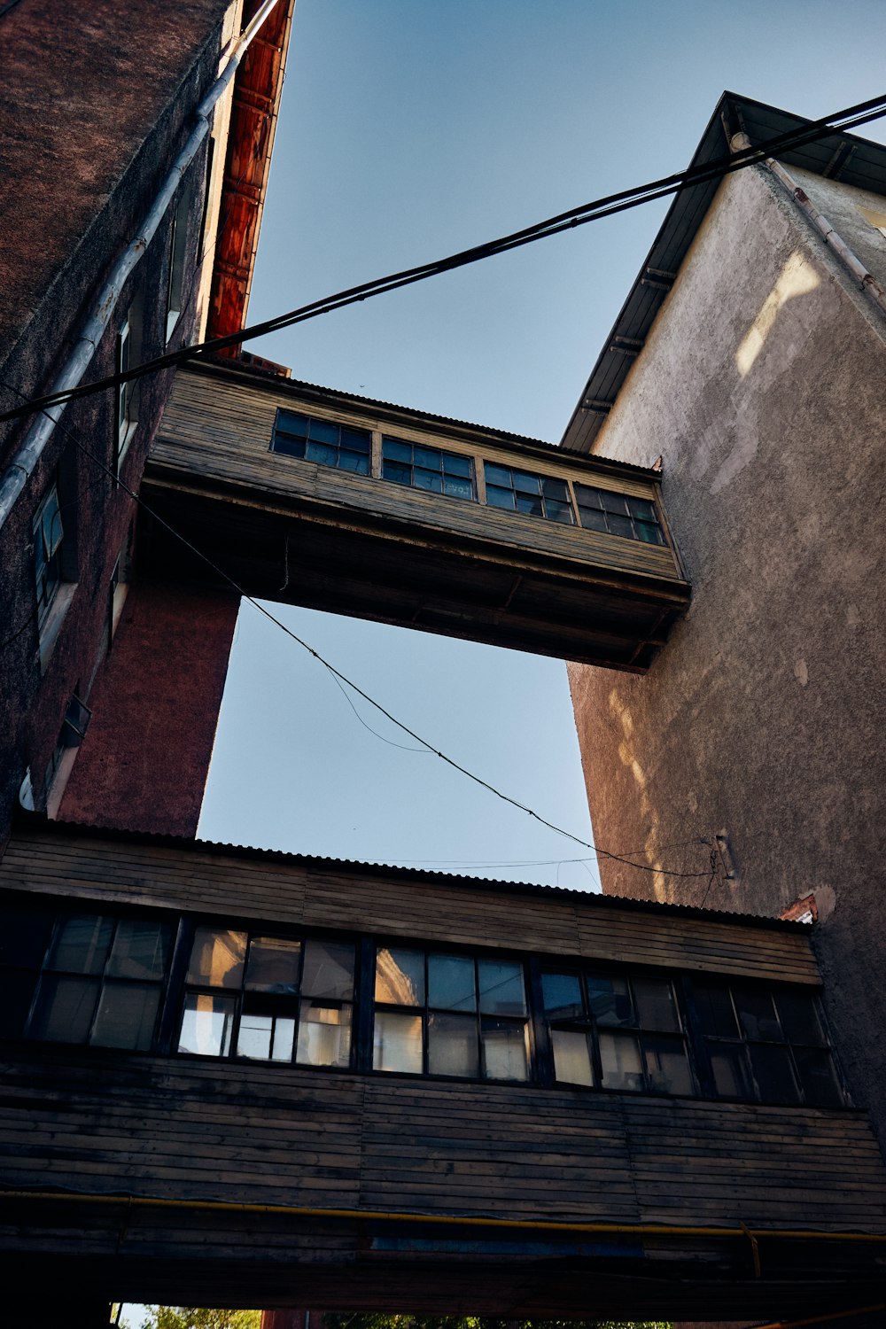 Dos edificios altos uno al lado del otro con un fondo de cielo