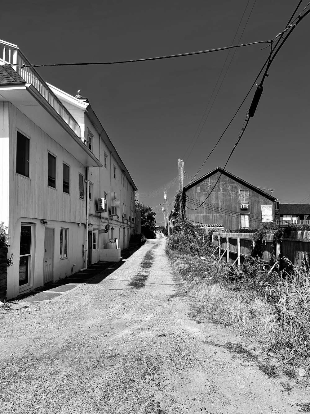 Ein Schwarz-Weiß-Foto einer unbefestigten Straße