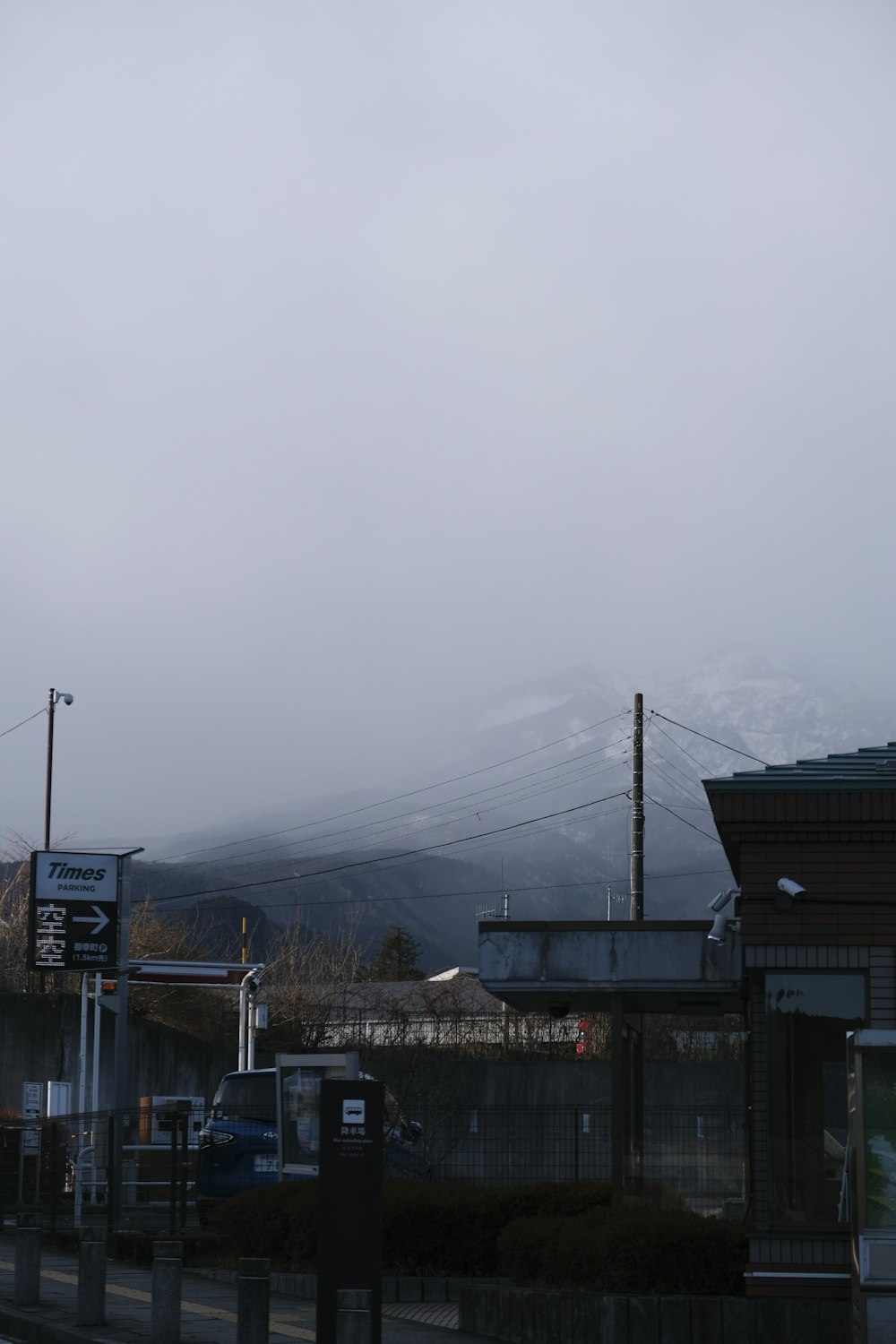 遠くに見える山の眺め