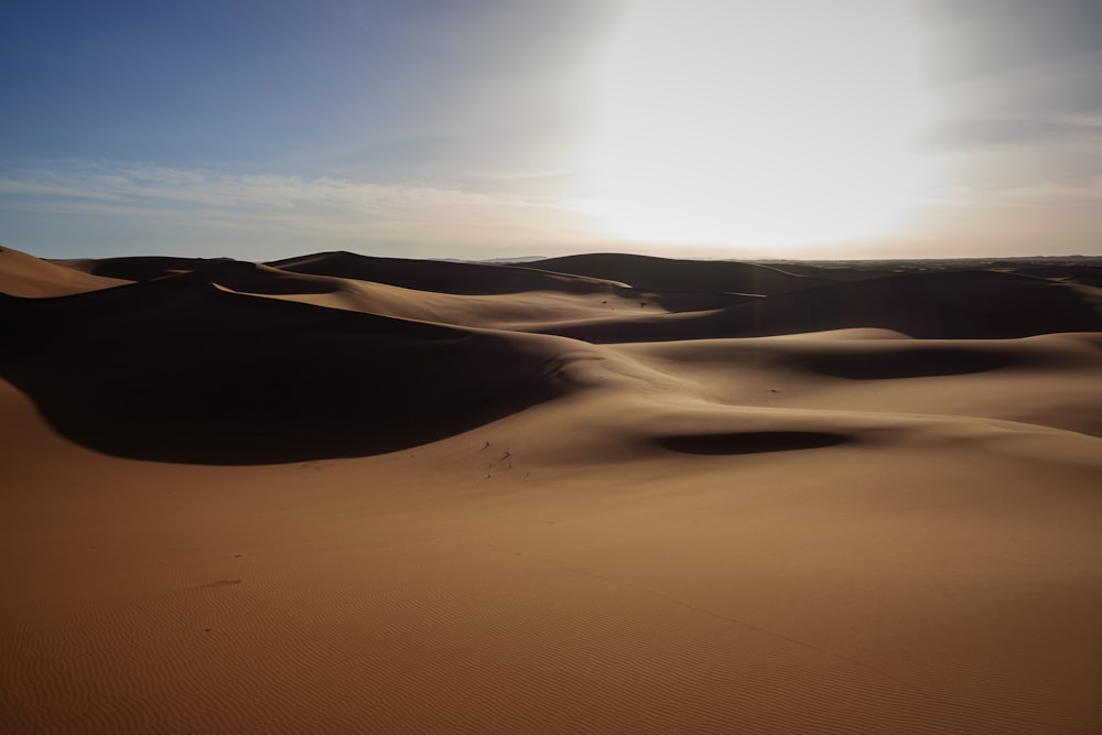 Le soleil brille sur les dunes de sable