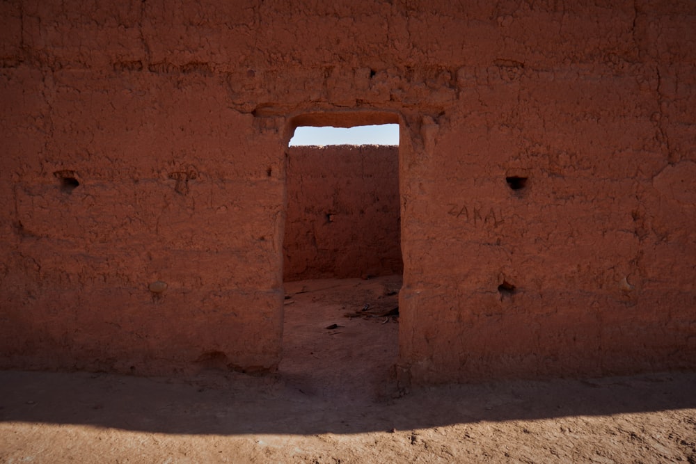 un mur de briques avec une petite fenêtre