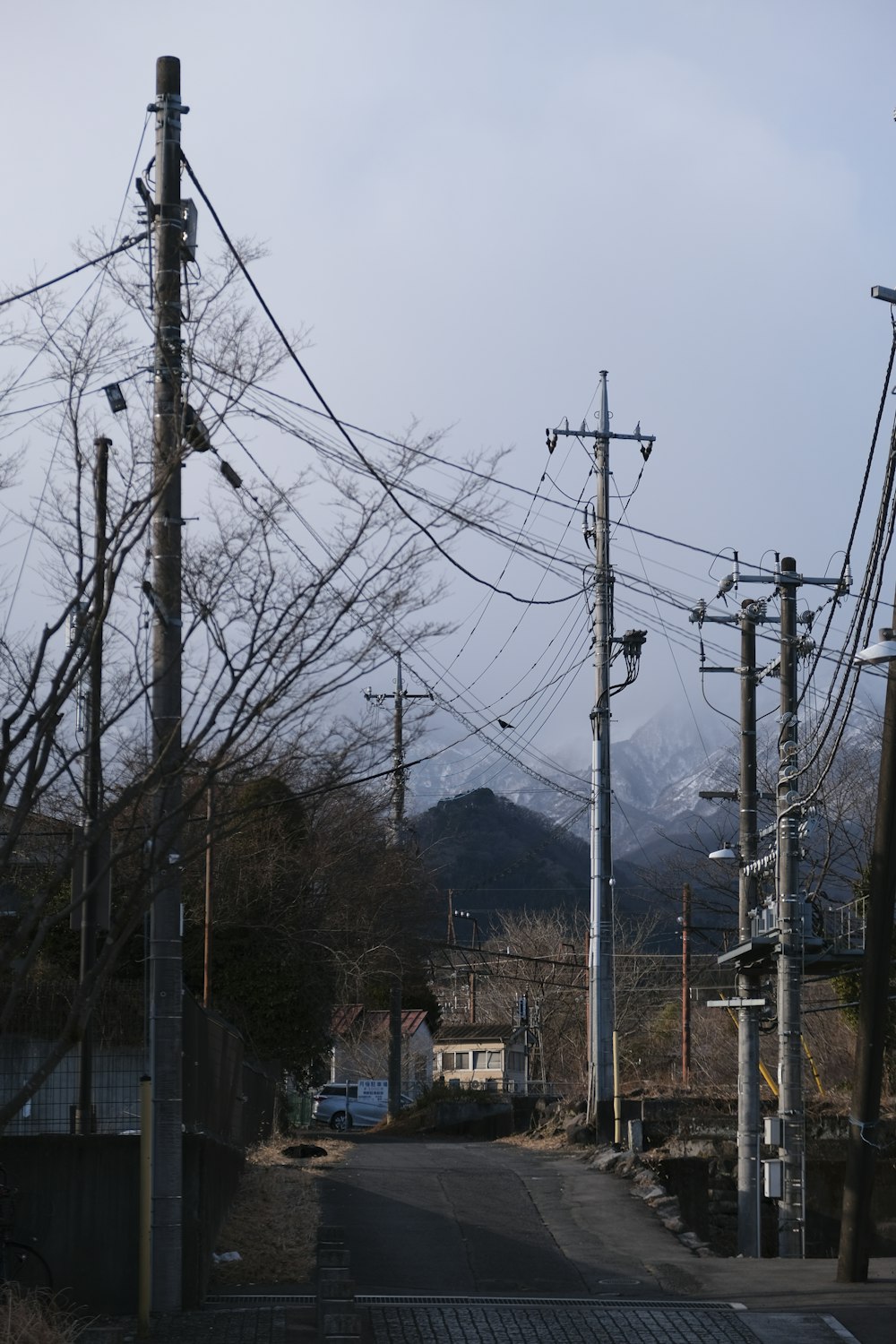 送電線と電柱のある通り