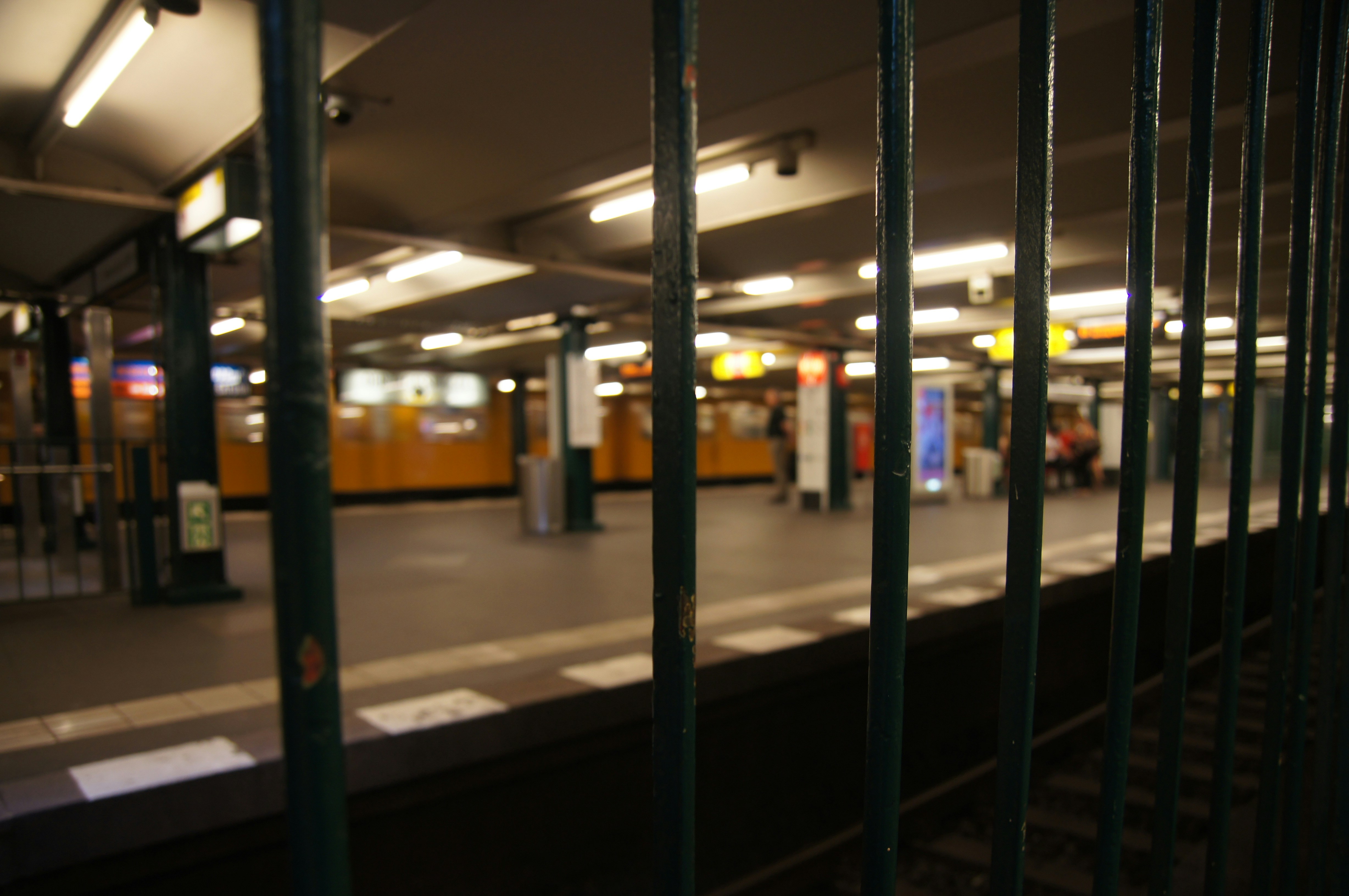 電車を待つ人がいる駅の駅