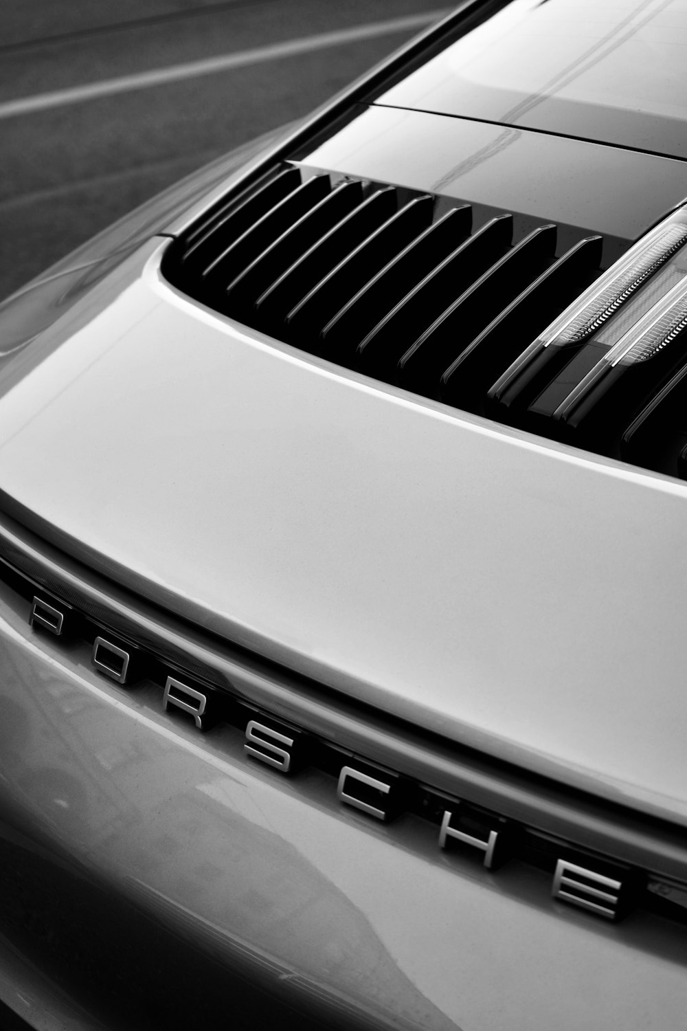 um close up de um emblema da Porsche em um carro