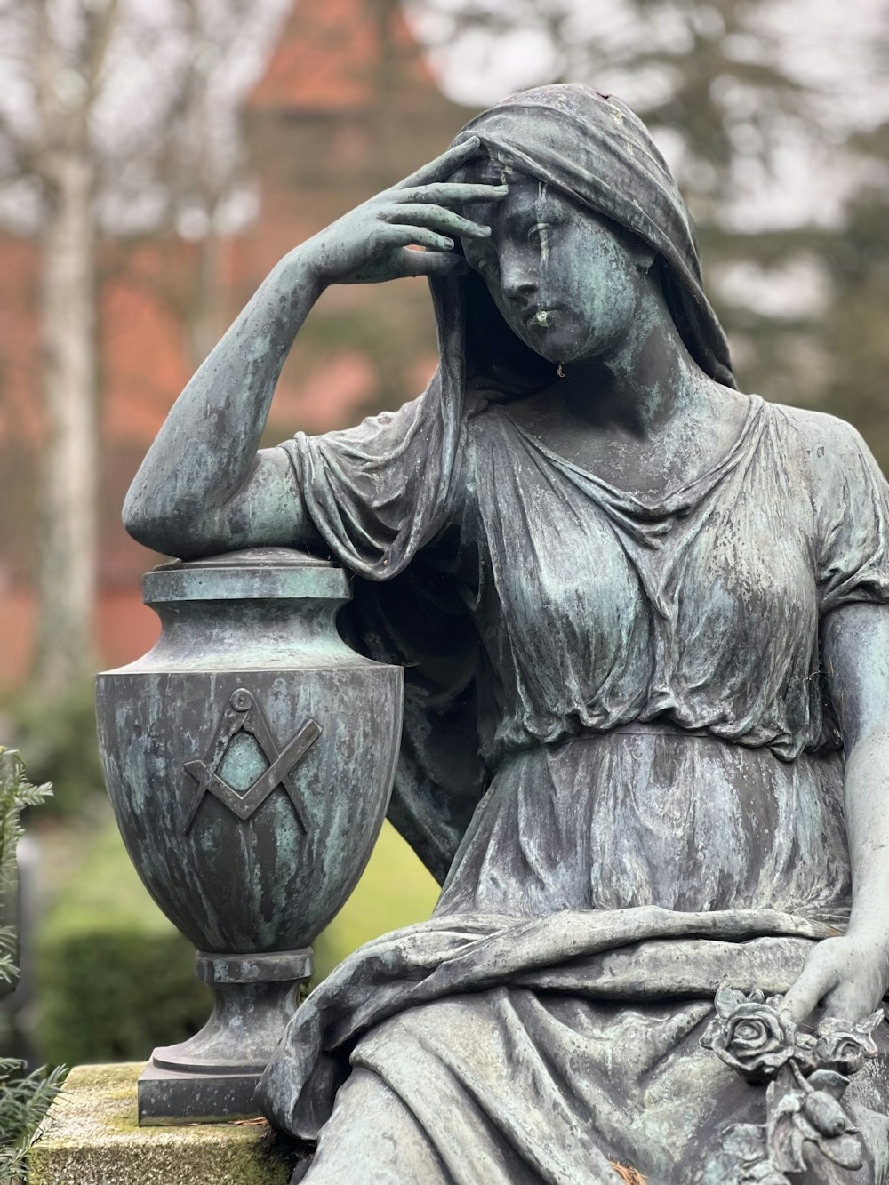 Una statua di una donna seduta accanto a un vaso foto – Adulto Immagine  gratuita su Unsplash