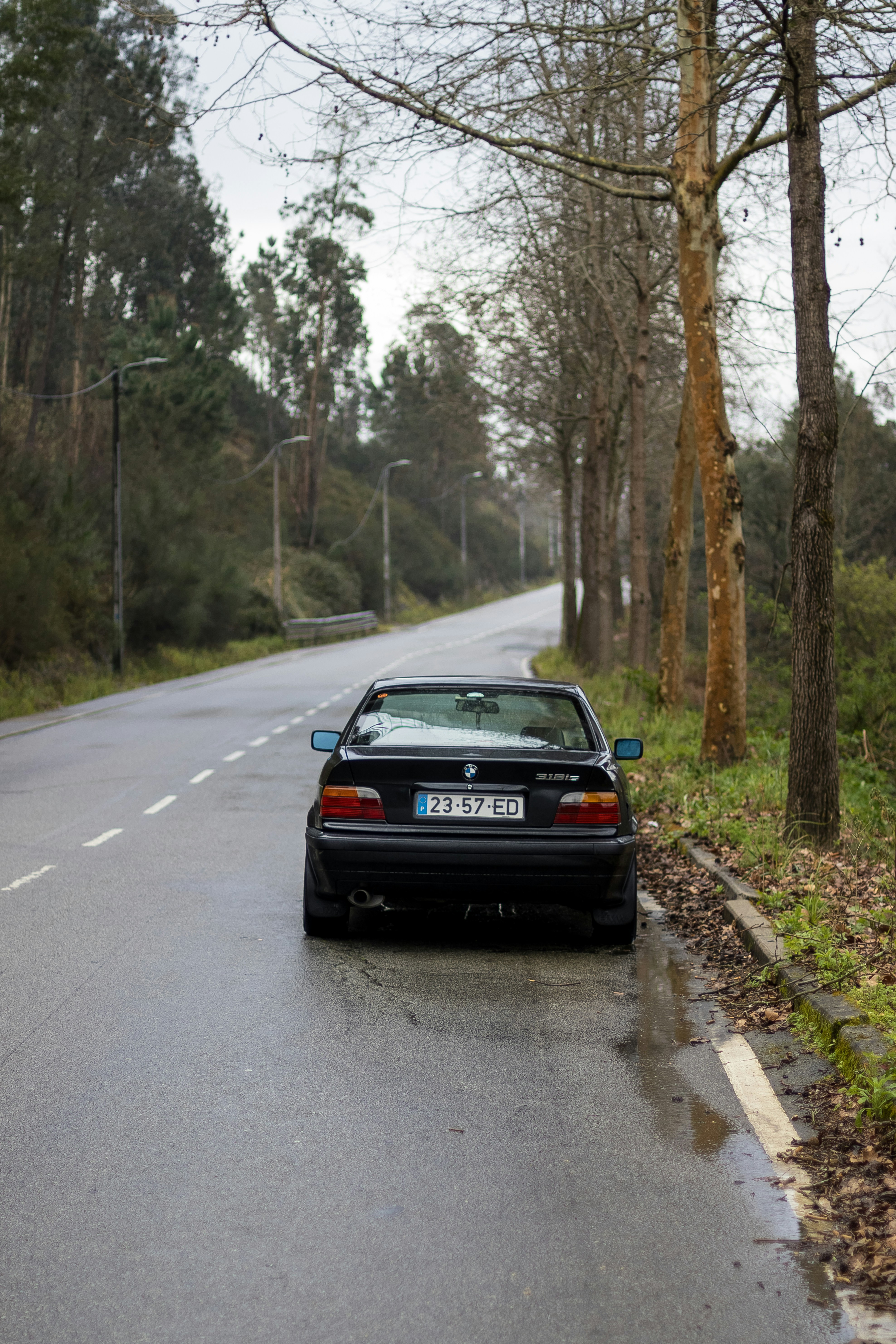 A car parked on the side of the road photo – Free Rain Image on Unsplash