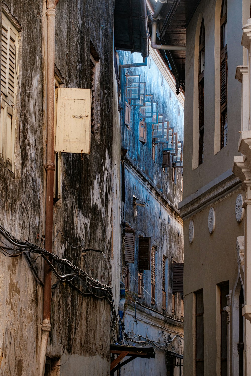 a narrow alley way with old buildings in the background