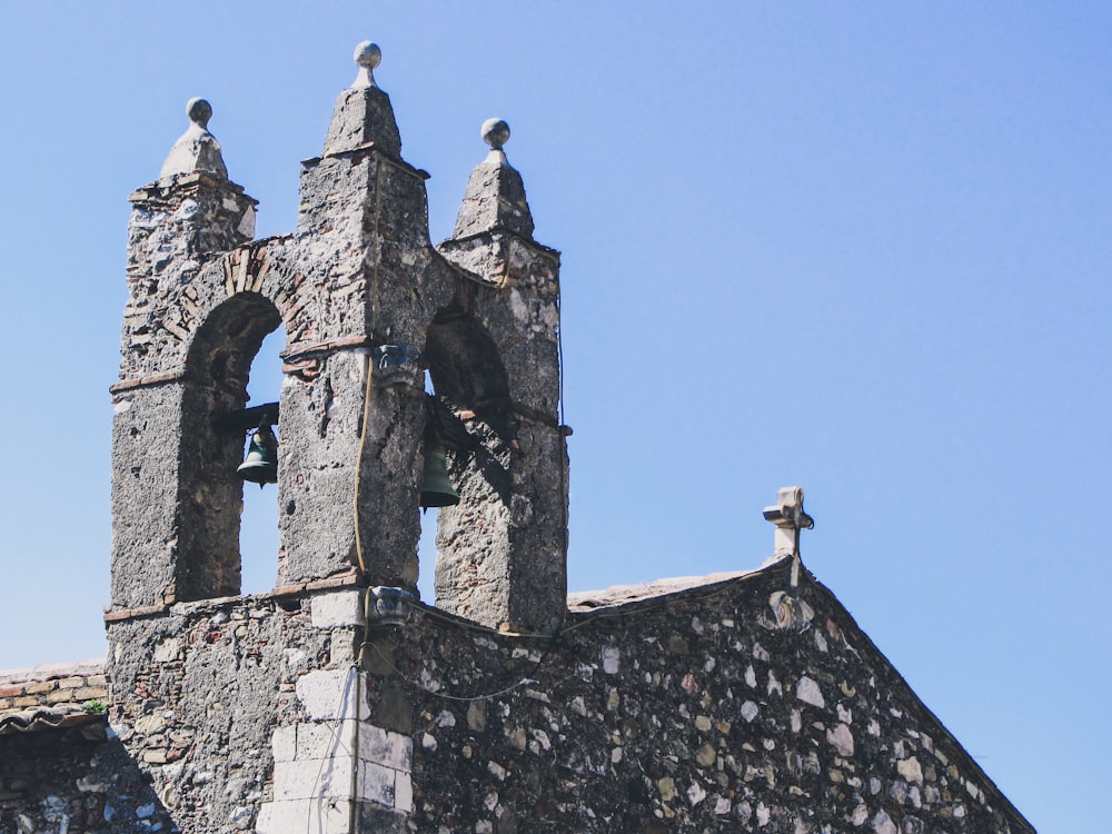 una vecchia chiesa di pietra con un campanile