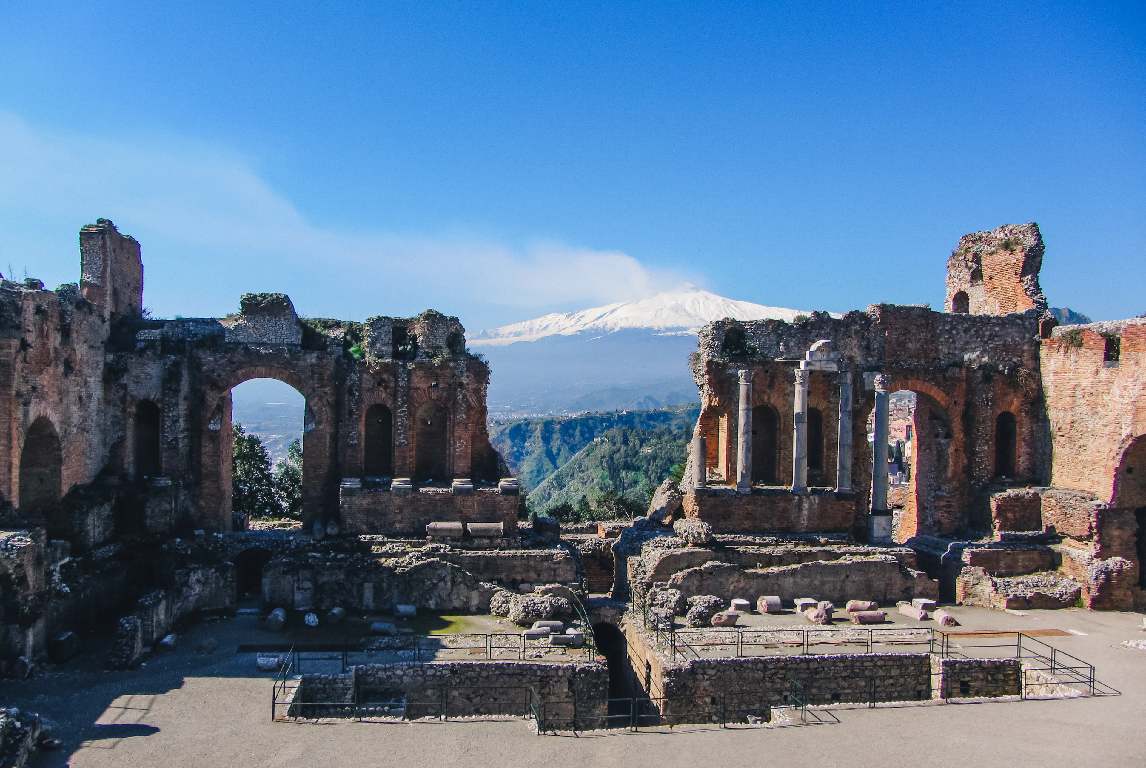 Taorminos antikinio teatro griuvėsiai, fone – snieguota Etna