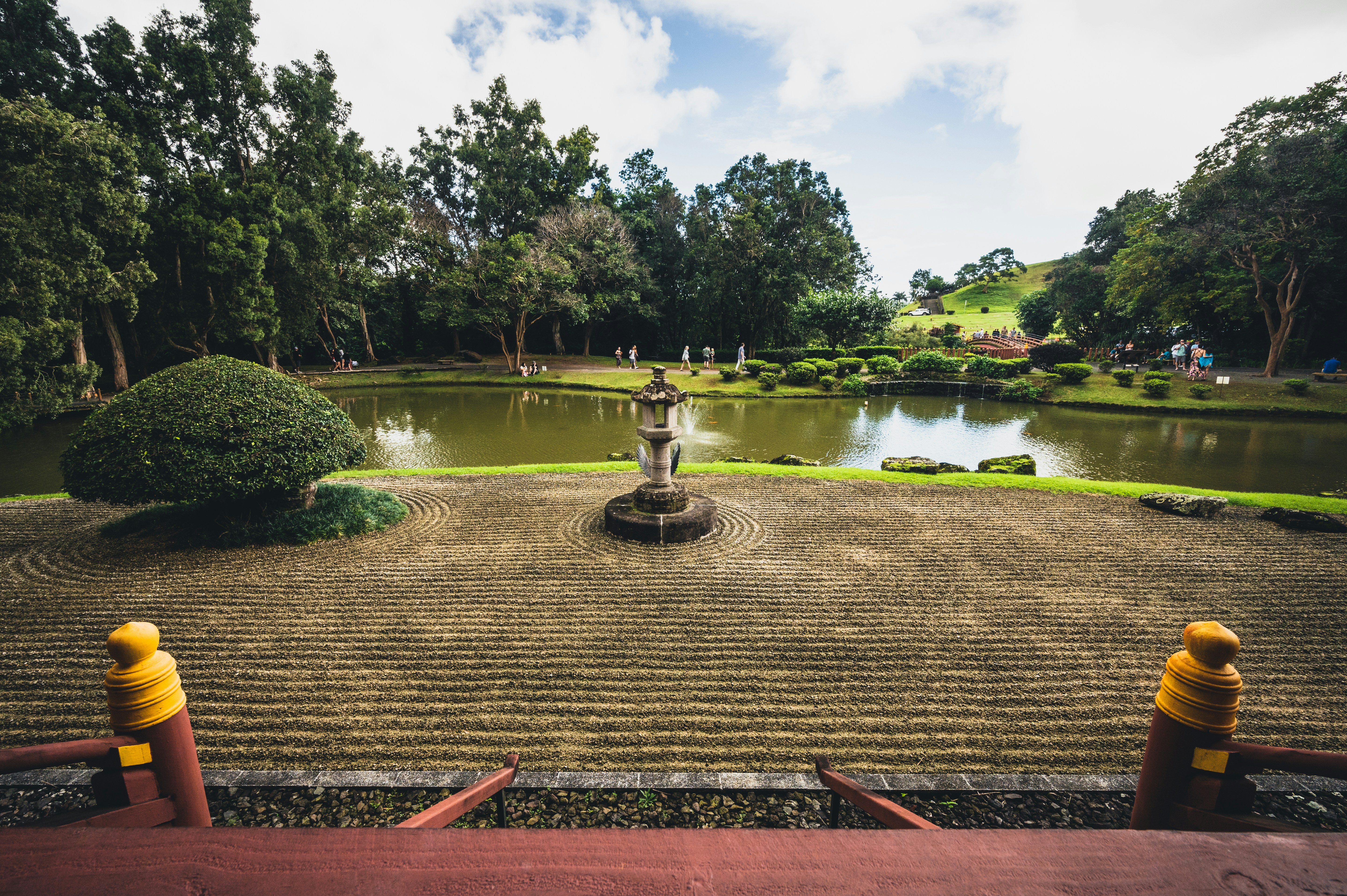 a view of a garden with a fountain in the middle of it, Zen garden in Byodo-In temple