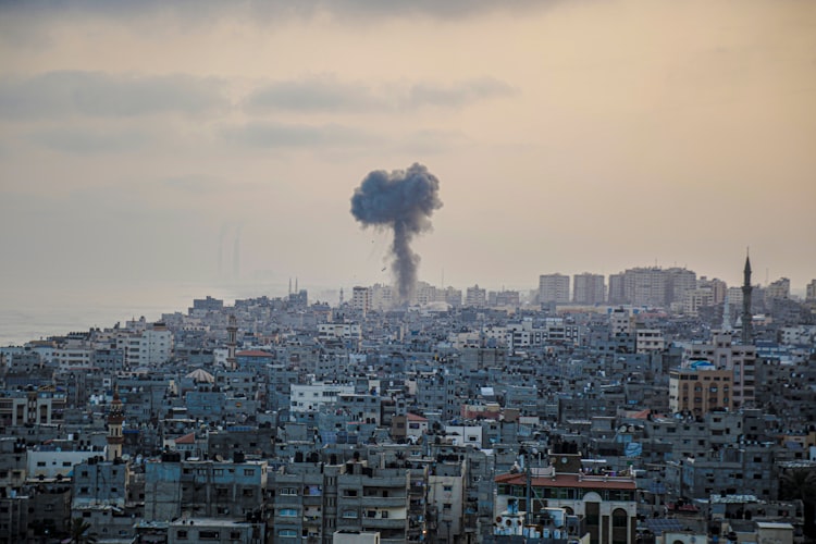 How are ceasefire negotiations playing in Israeli and Arab media?