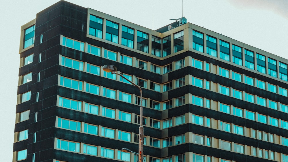 Un edificio muy alto con muchas ventanas