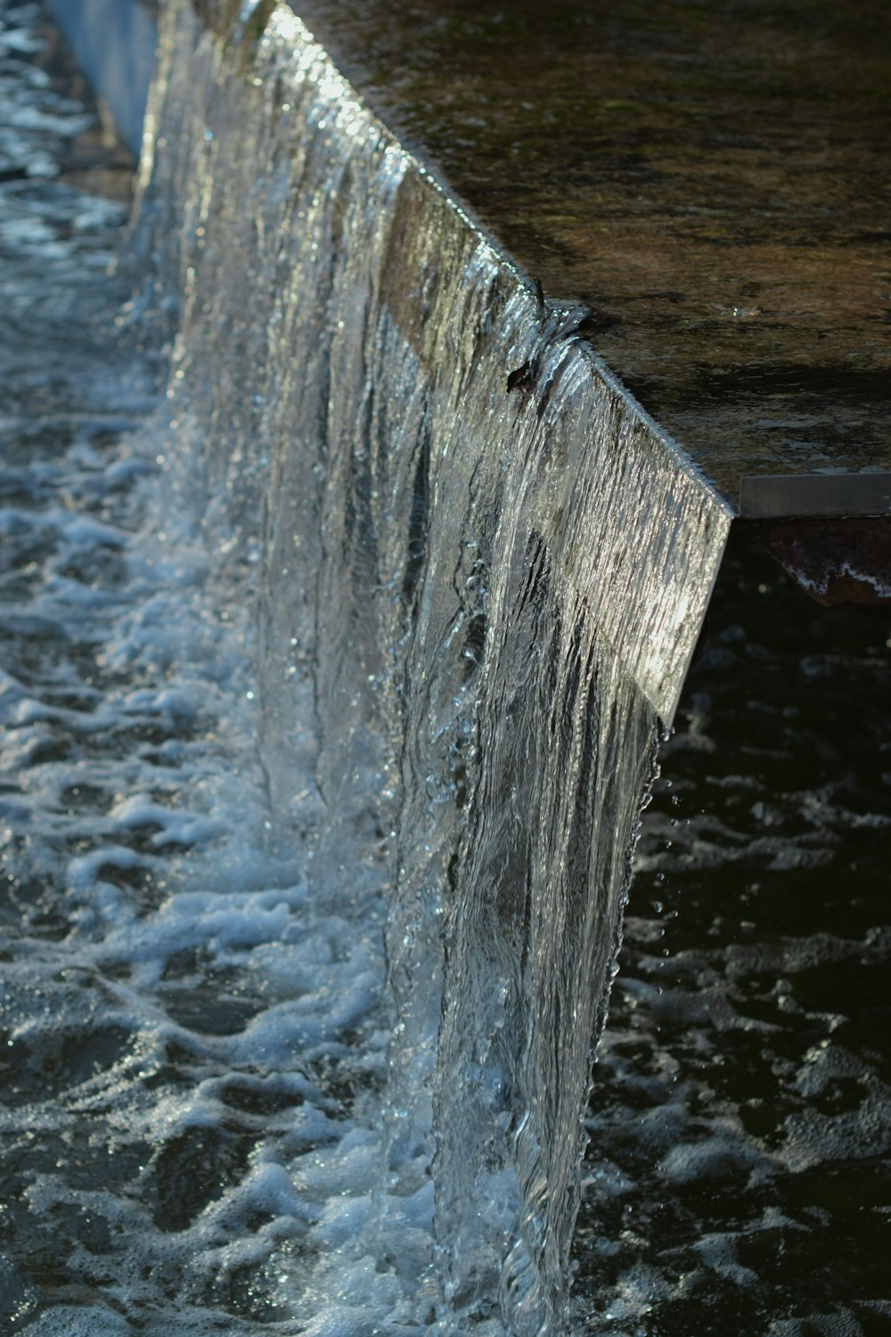 the water is running down the side of the wall