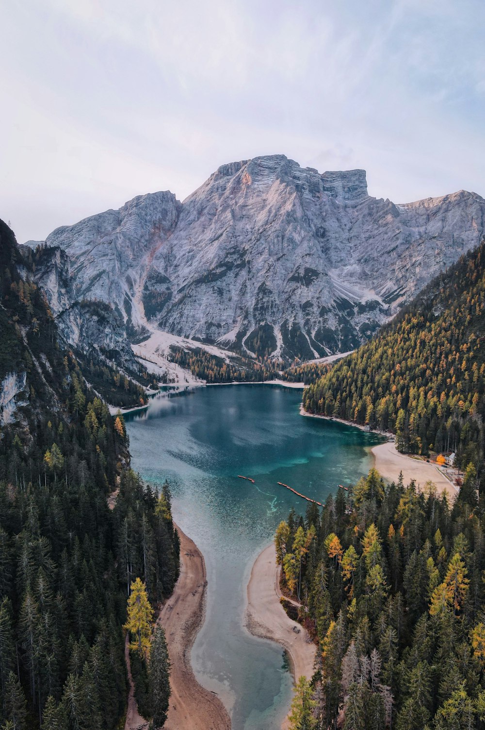 una gran masa de agua rodeada de montañas