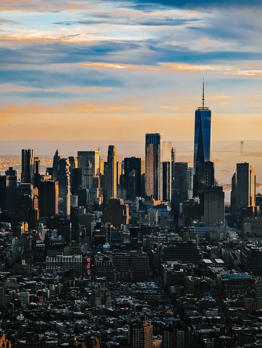 uma vista de um horizonte da cidade ao pôr do sol