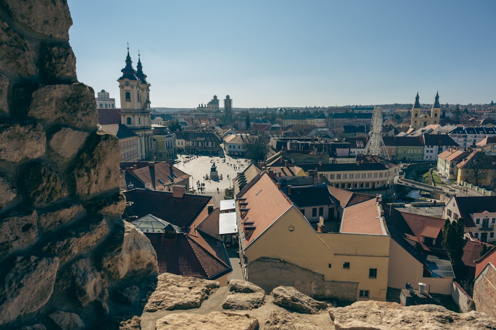 Blick auf eine Stadt von der Spitze eines Hügels