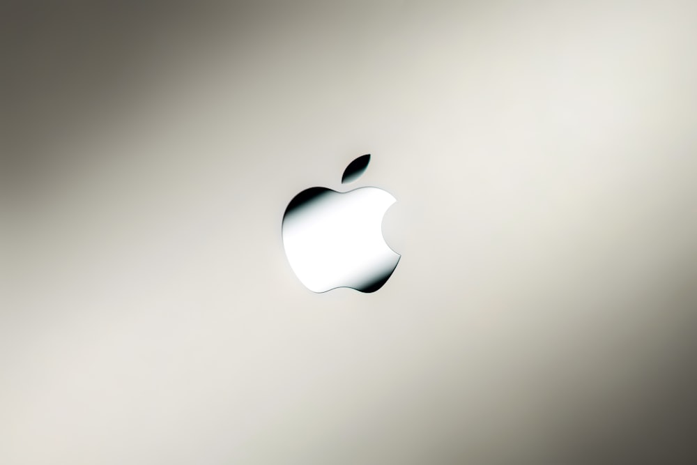 Un logotipo de Apple sobre un fondo plateado