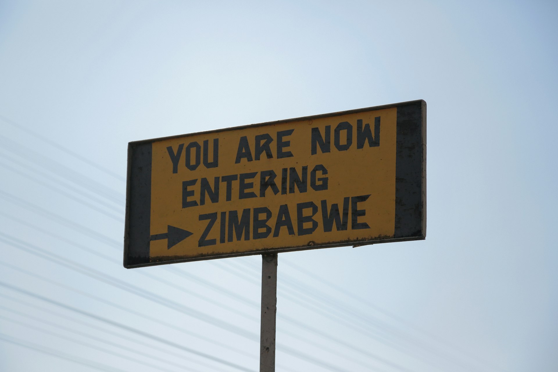 Panneau vert indiquant l entrée au Zimbabwe, marquant la frontière près de la ville de Mutare