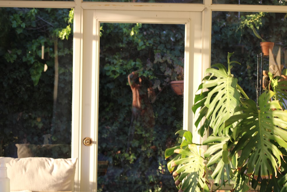 Una ventana con un reflejo de una mujer en ella