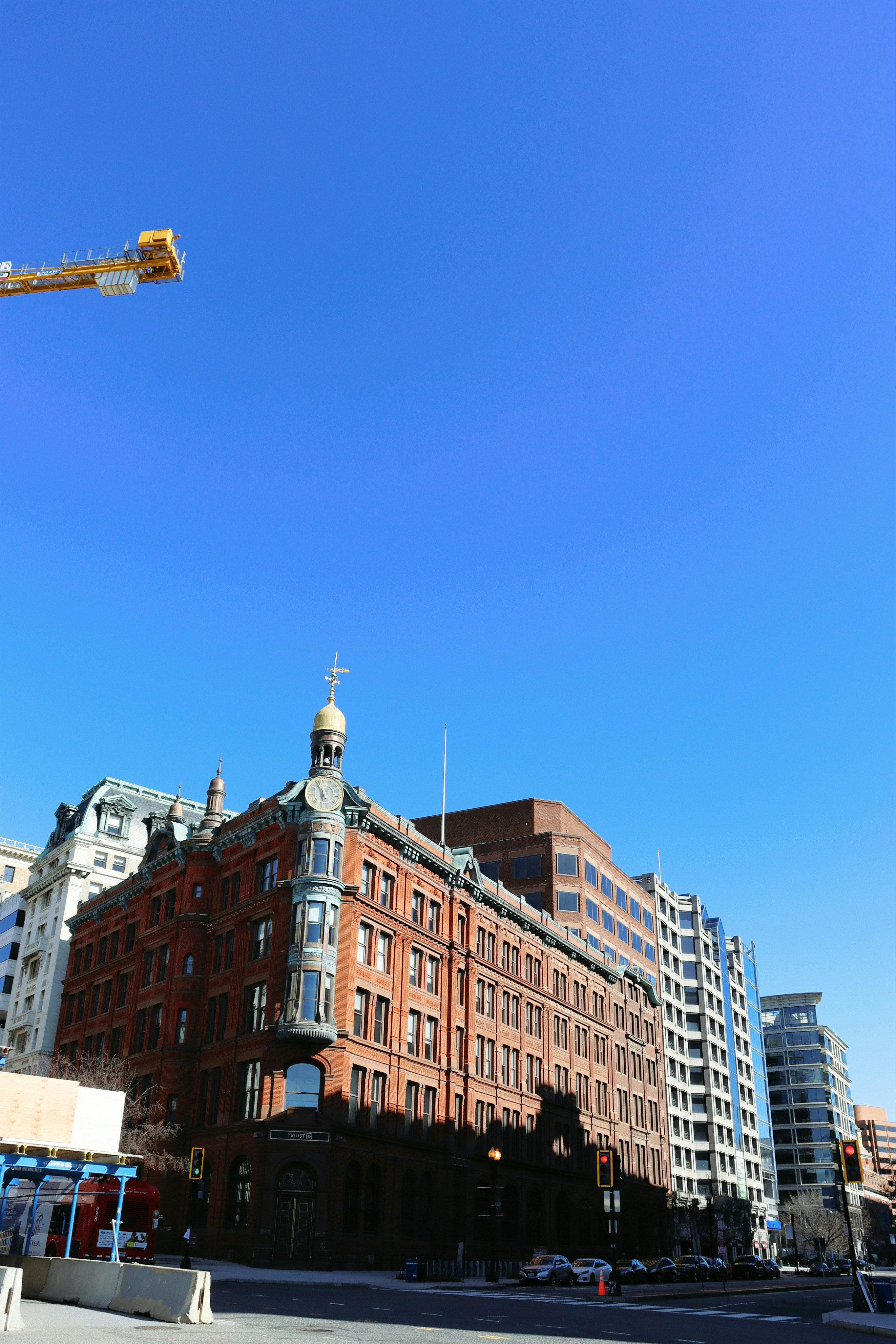a traffic light in front of a tall building