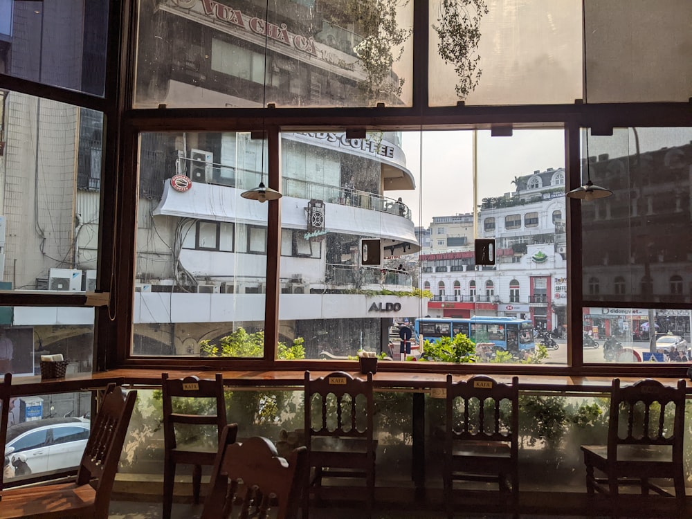 une vue d’une ville depuis la fenêtre d’un restaurant