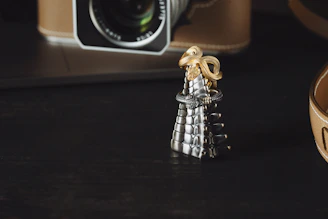 Detailed view of the magnetic ring booster inside the lid enhancing smartphone grip.
