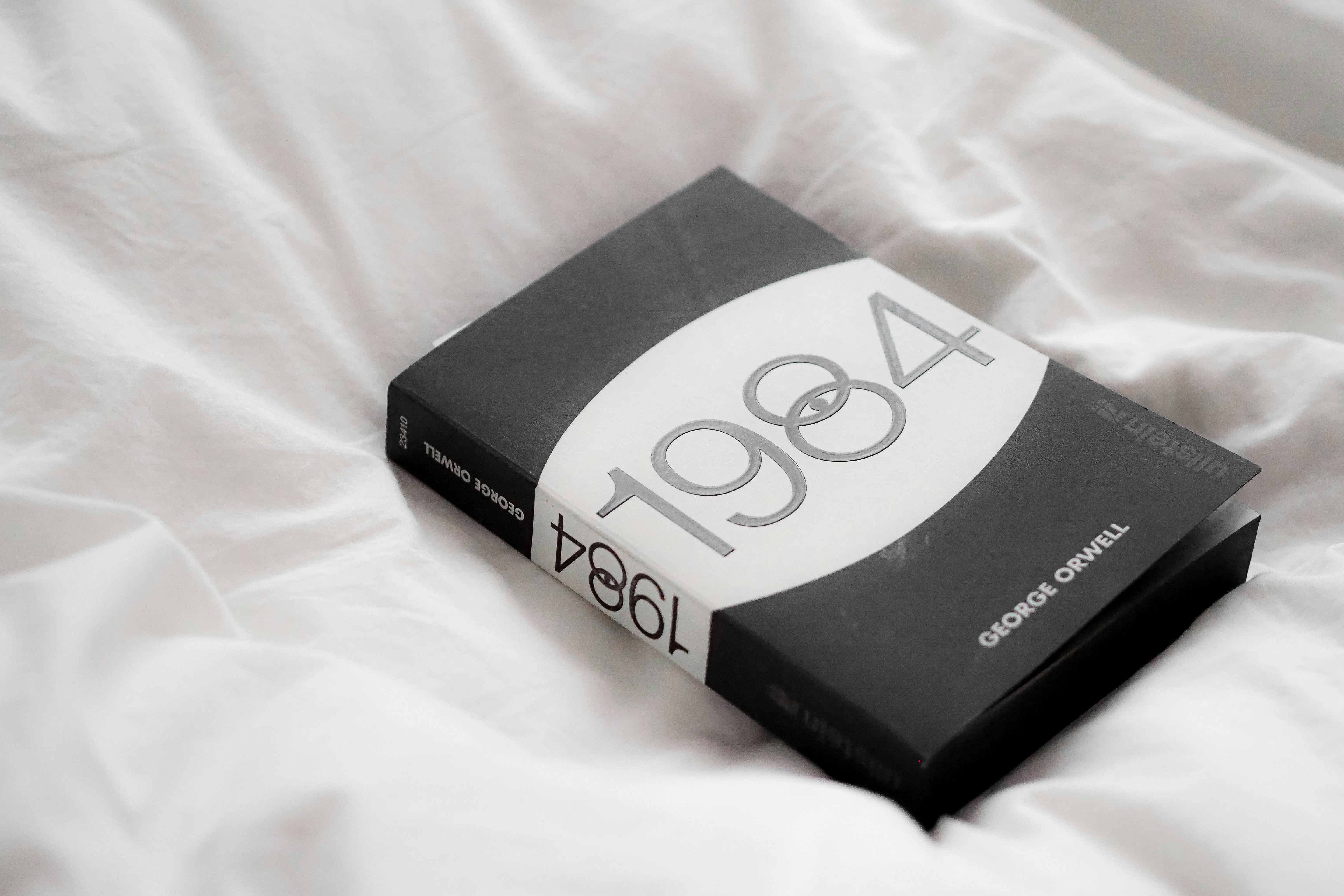 1984: La Propaganda y el Control en la Obra de George Orwell