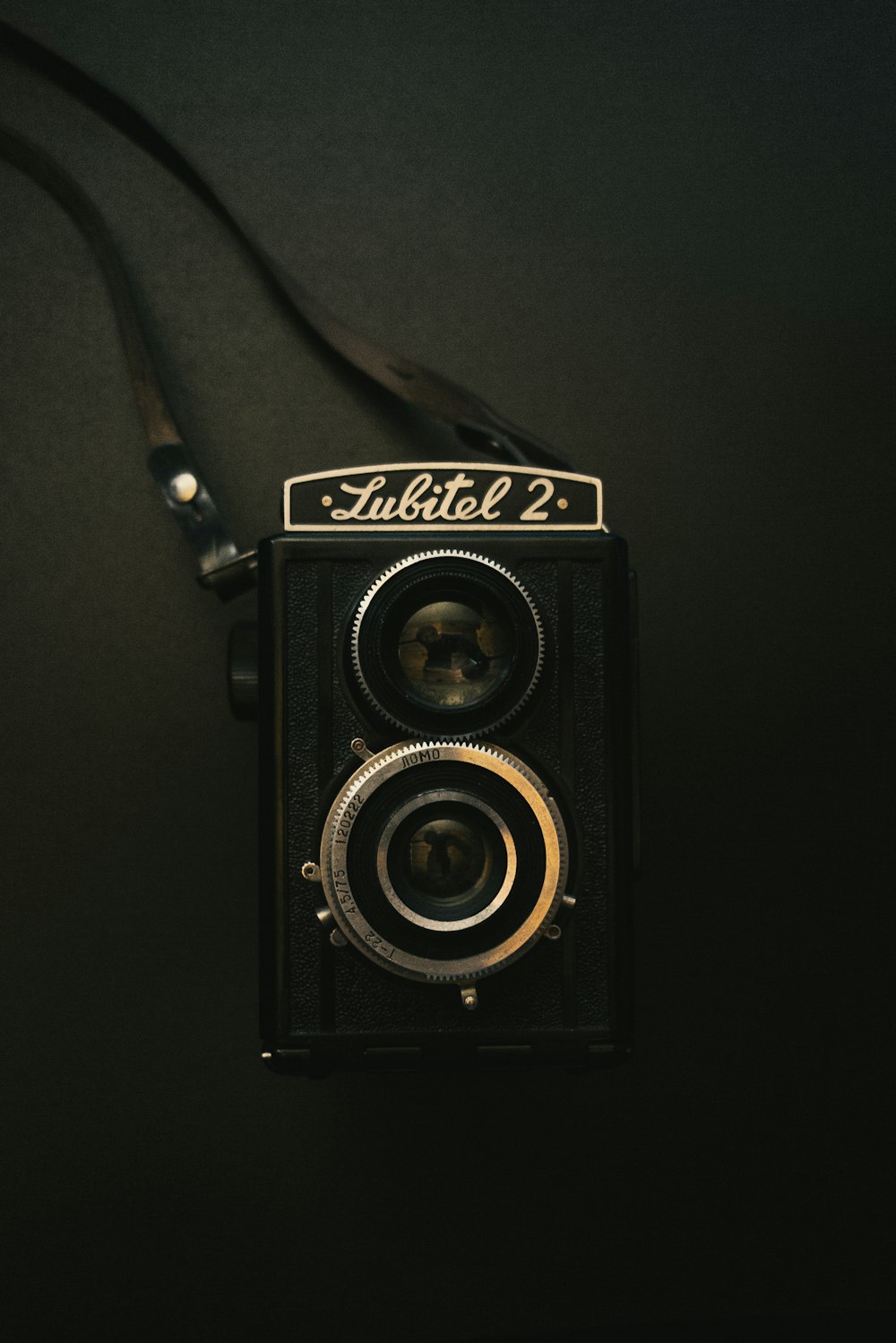 an old fashioned camera sitting on top of a table