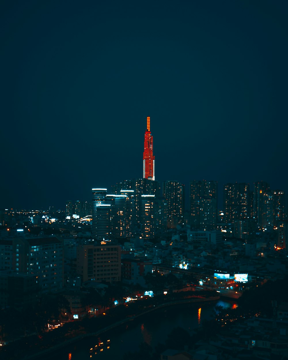 Una vista di uno skyline della città di notte