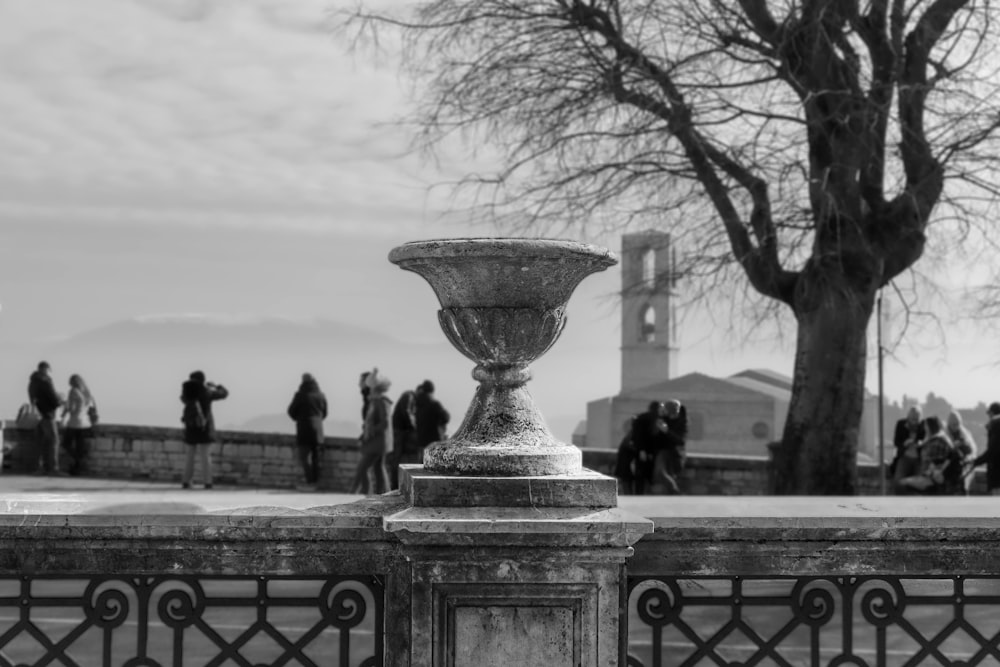 Una foto in bianco e nero di una fontana