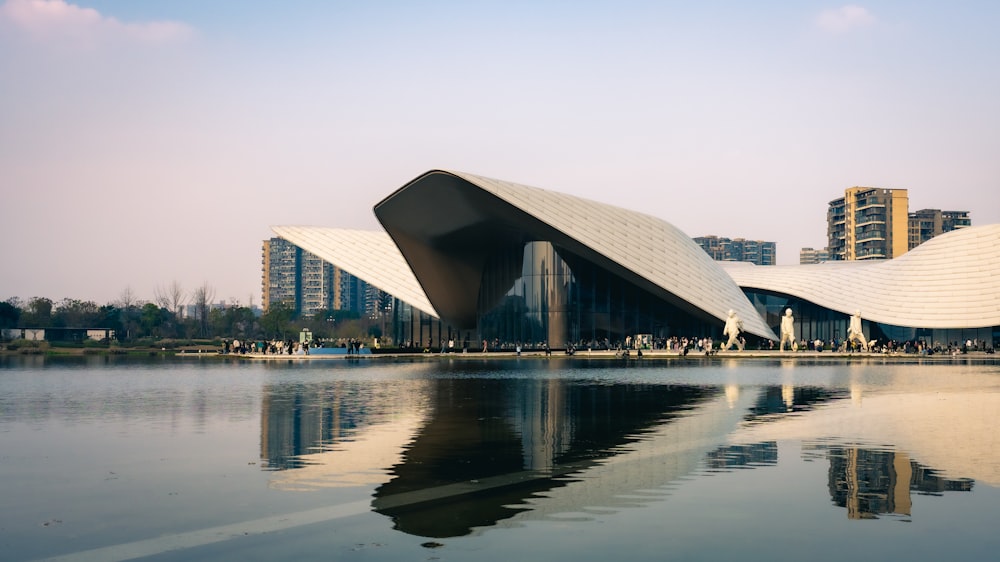 Un grande edificio che si trova accanto a uno specchio d'acqua