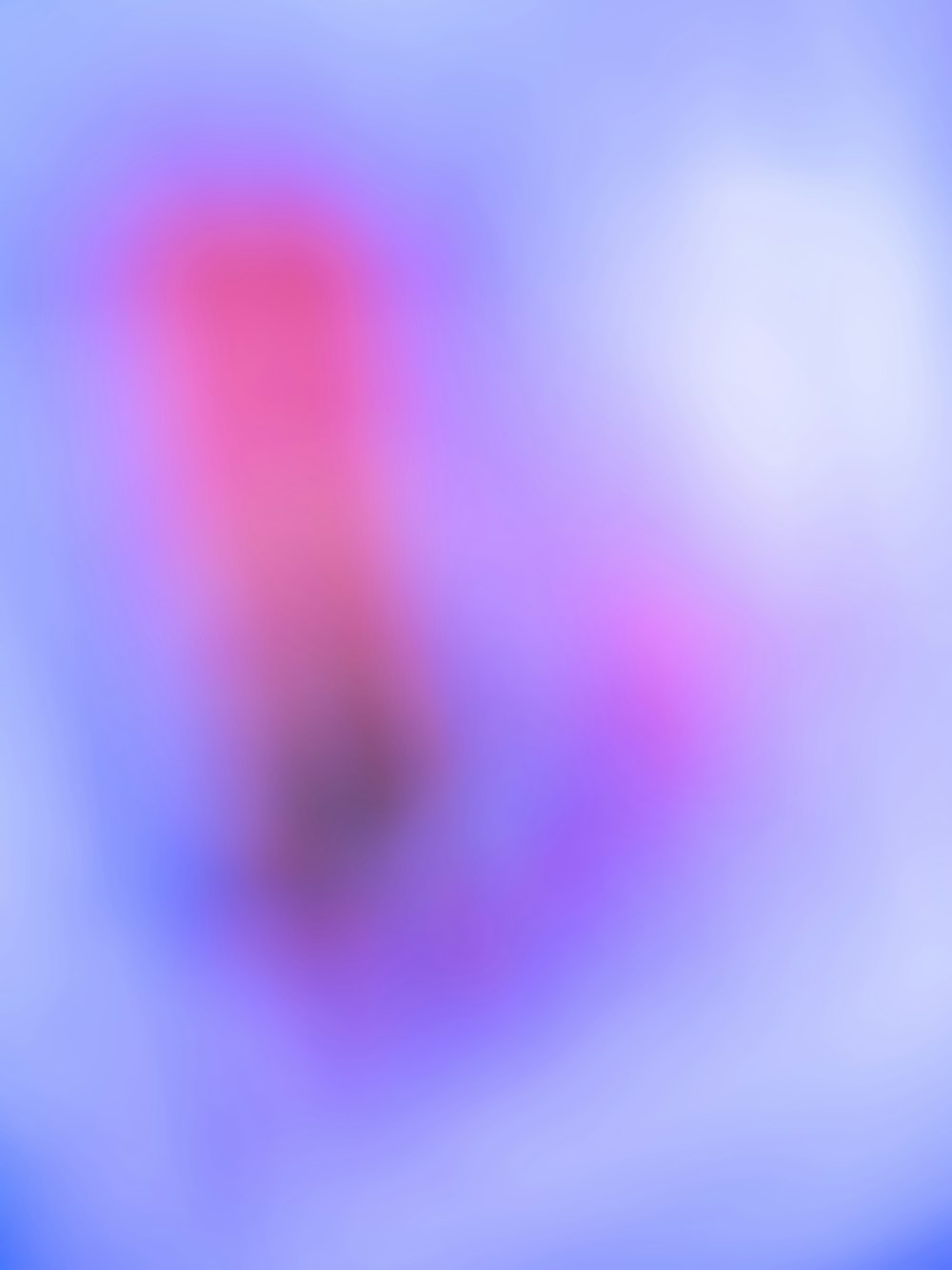 Ein verschwommenes Bild eines rosa und blauen Hintergrunds