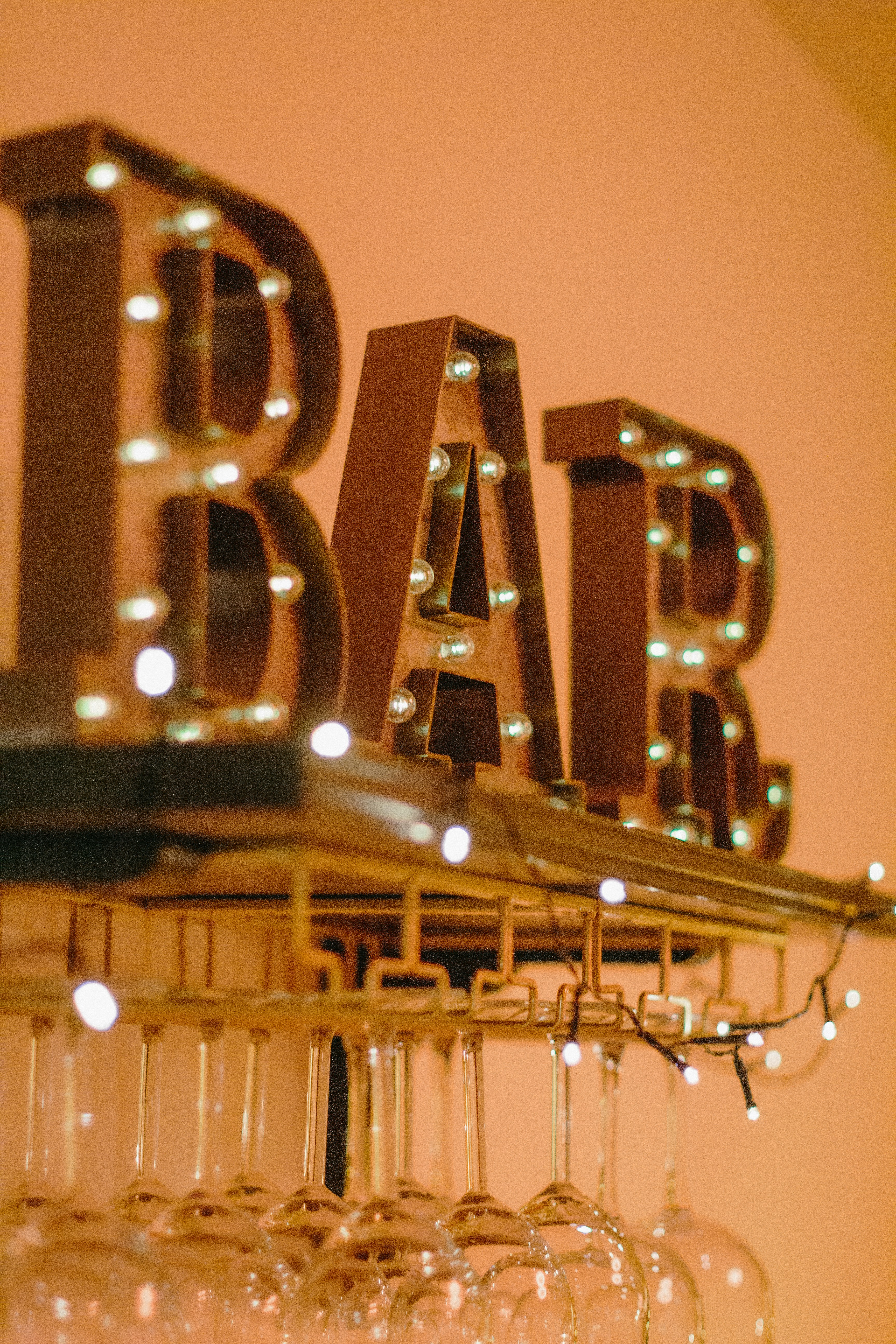 ワイングラスがぶら下がっているラック