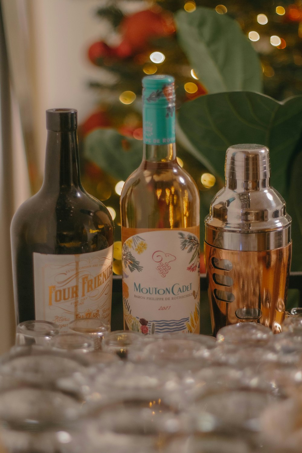una mesa cubierta con botellas de vino y copas