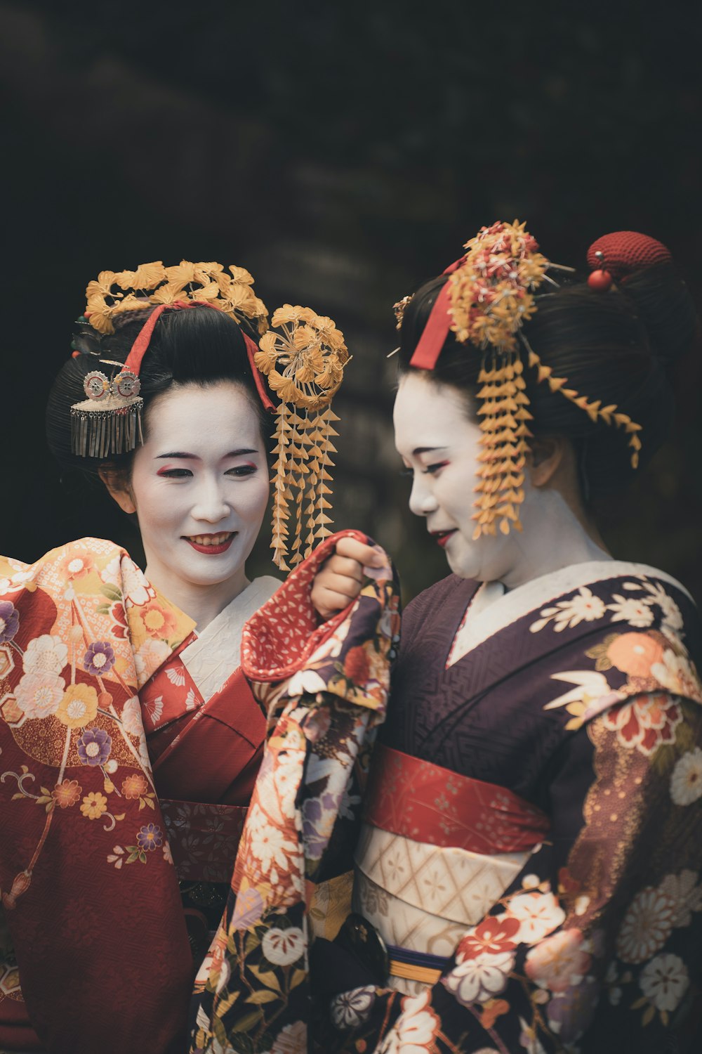 two geisha women dressed in traditional geisha clothing