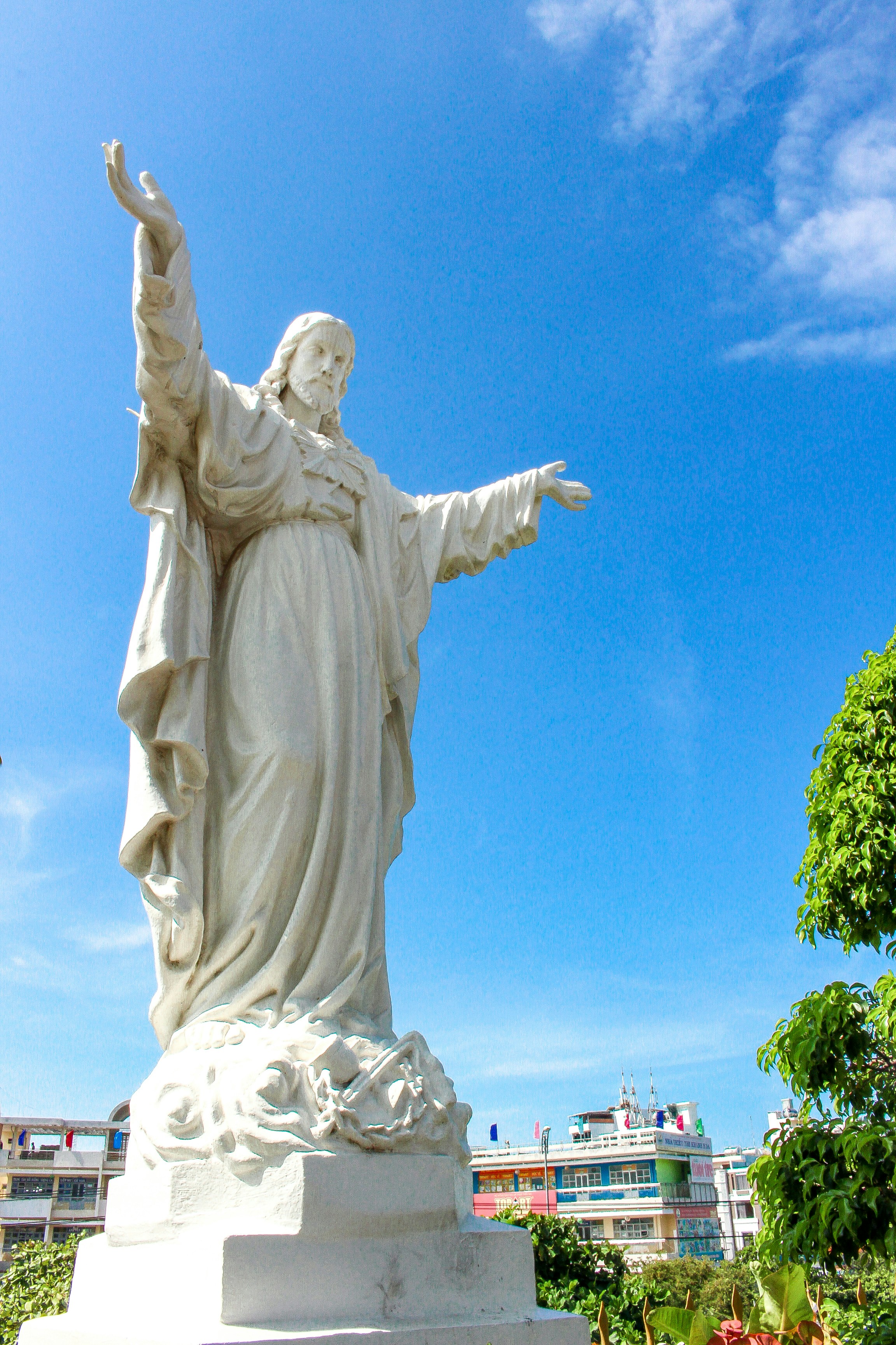 Una statua di Gesù con le braccia tese foto – Immagine gratis di Cielo blu  su Unsplash, image size:3000x4500