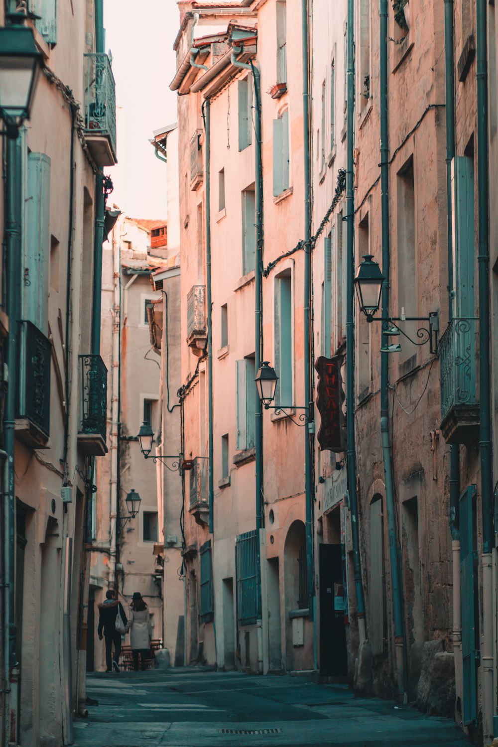 Una estrecha calle de la ciudad bordeada de edificios altos