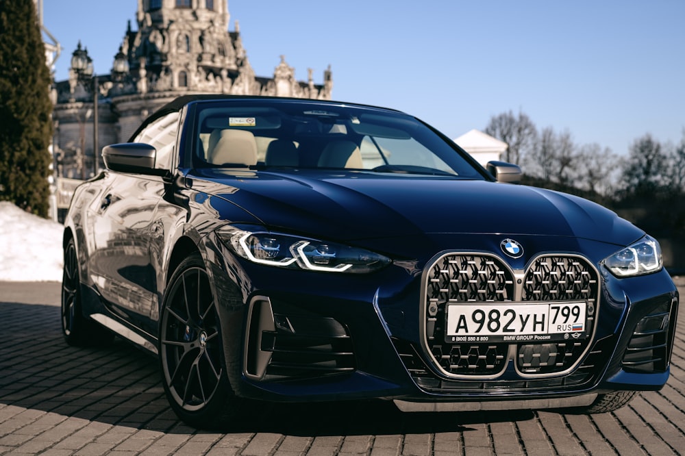 Un coche negro aparcado frente a un castillo