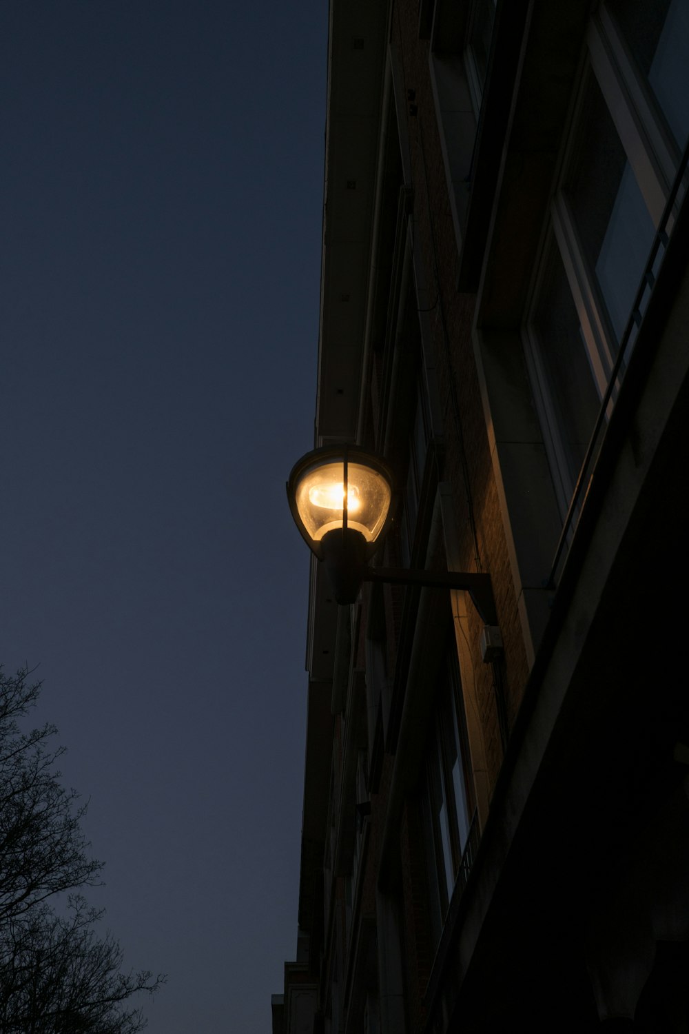 eine Straßenlaterne vor einem Gebäude bei Nacht