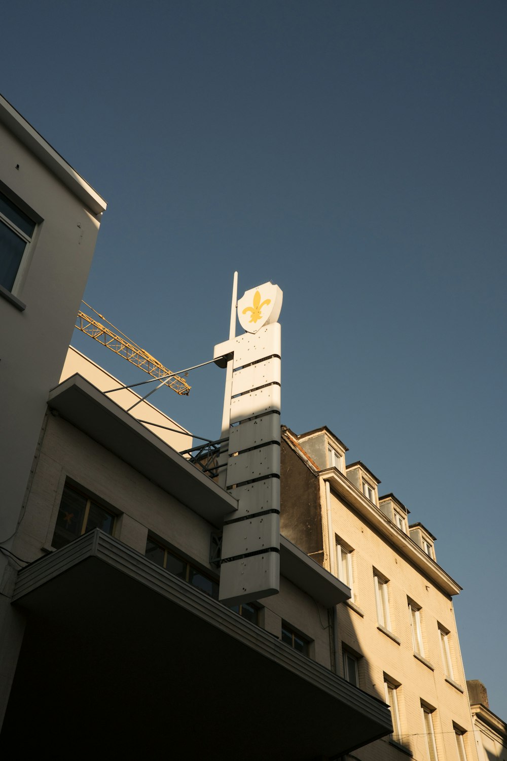 ein hohes Gebäude mit einem Kran darauf