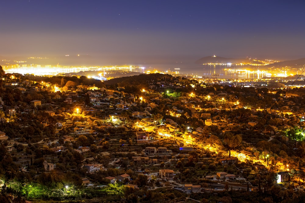 Una vista di una città di notte da una collina