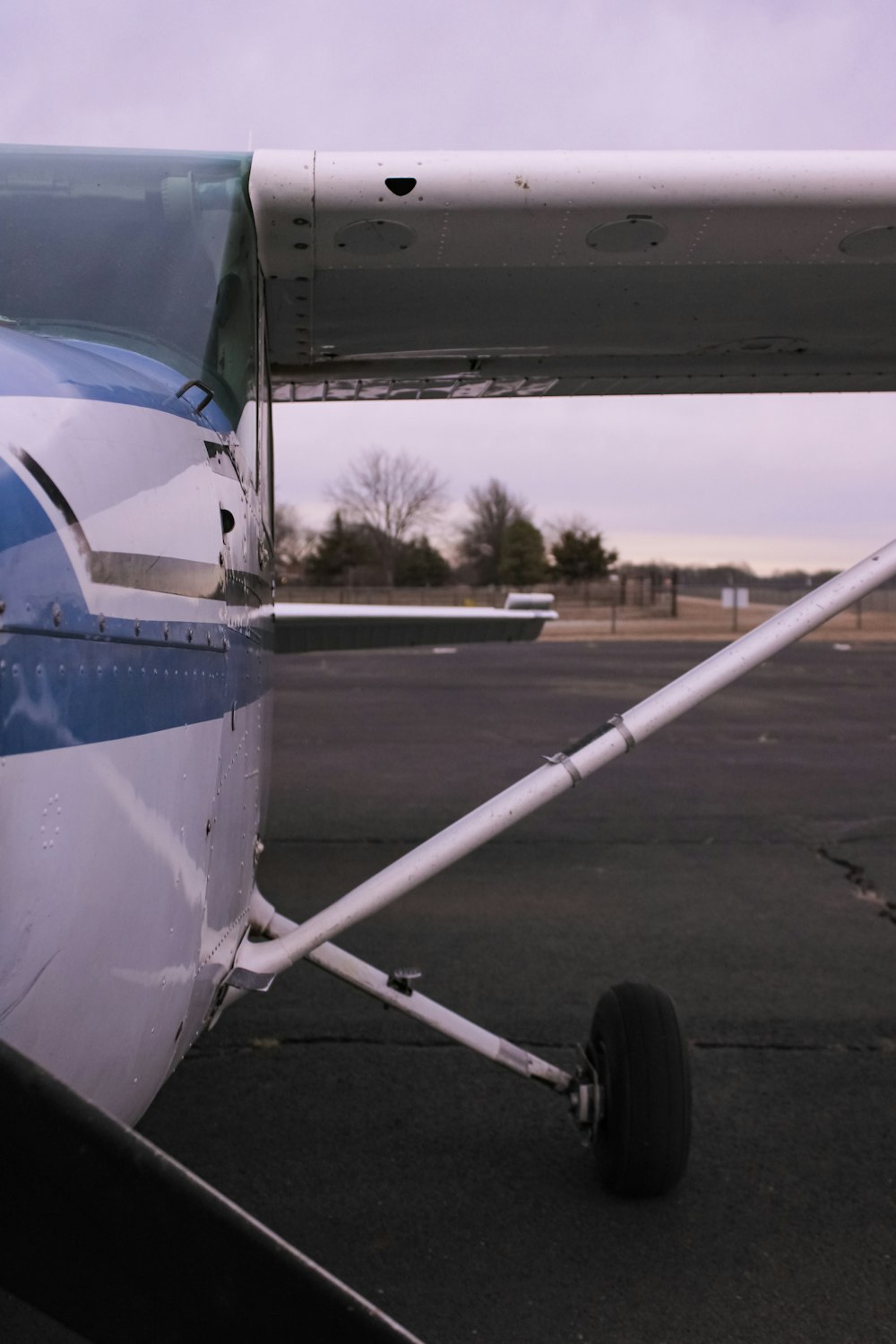 Un primer plano de la nariz de un avión