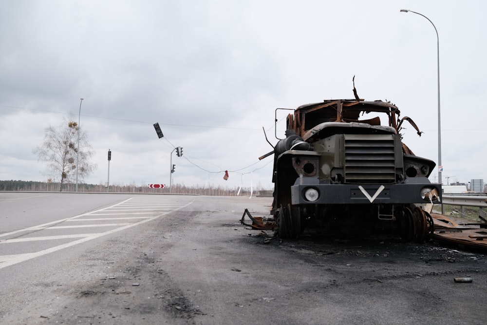 道路脇に座っているトラック