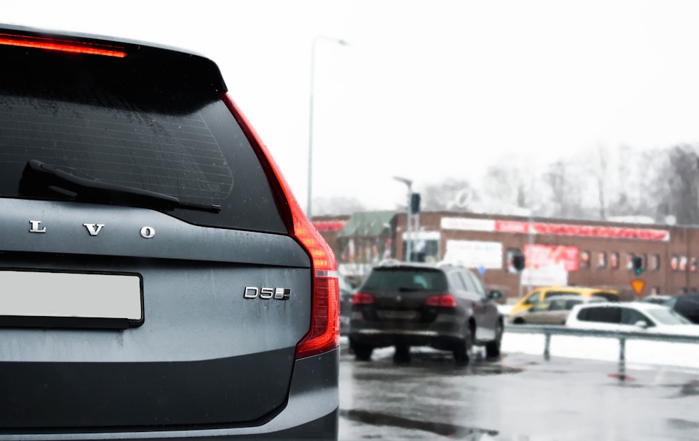 das hintere Ende eines Autos, das auf einem Parkplatz geparkt ist