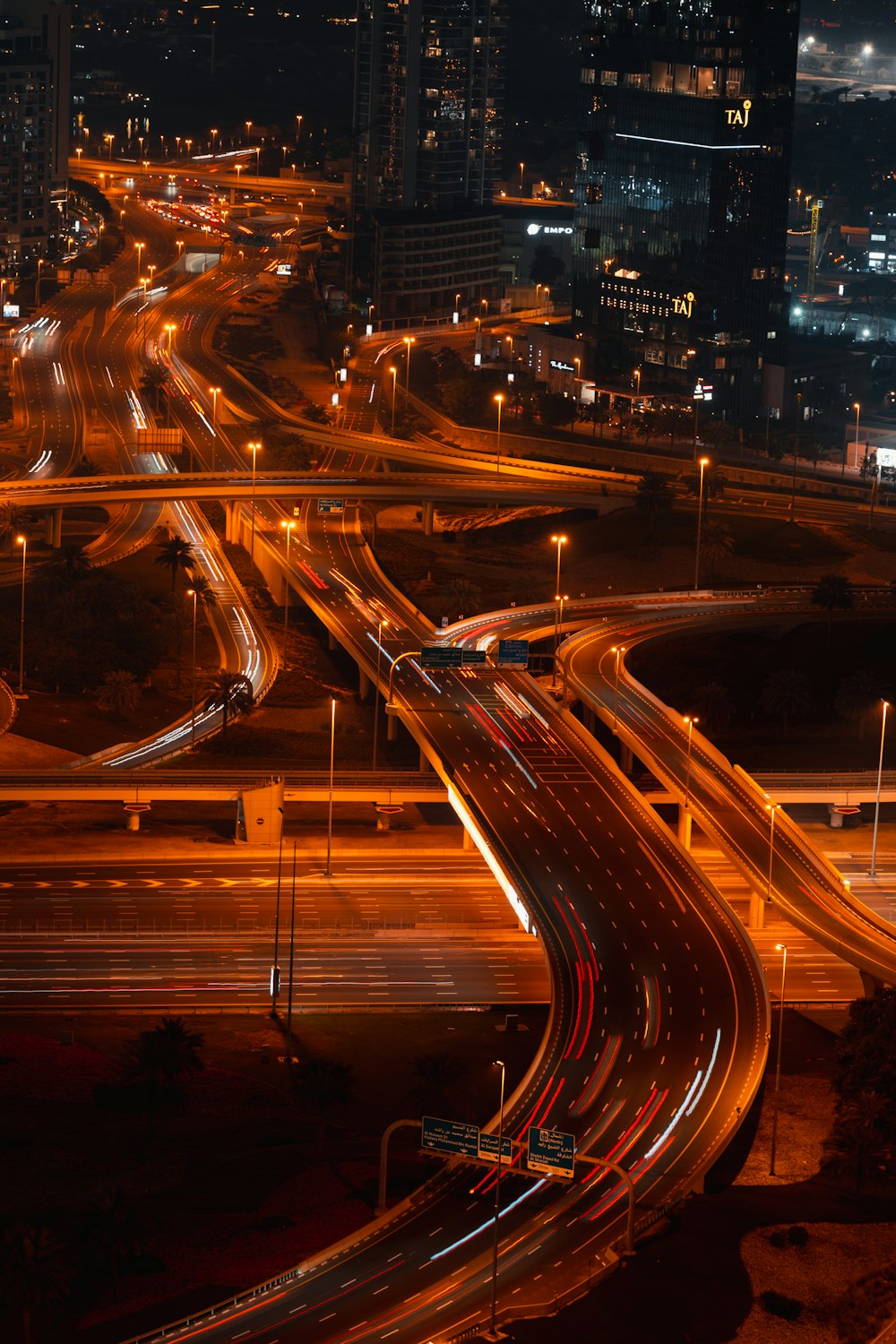 Una strada cittadina piena di molto traffico di notte