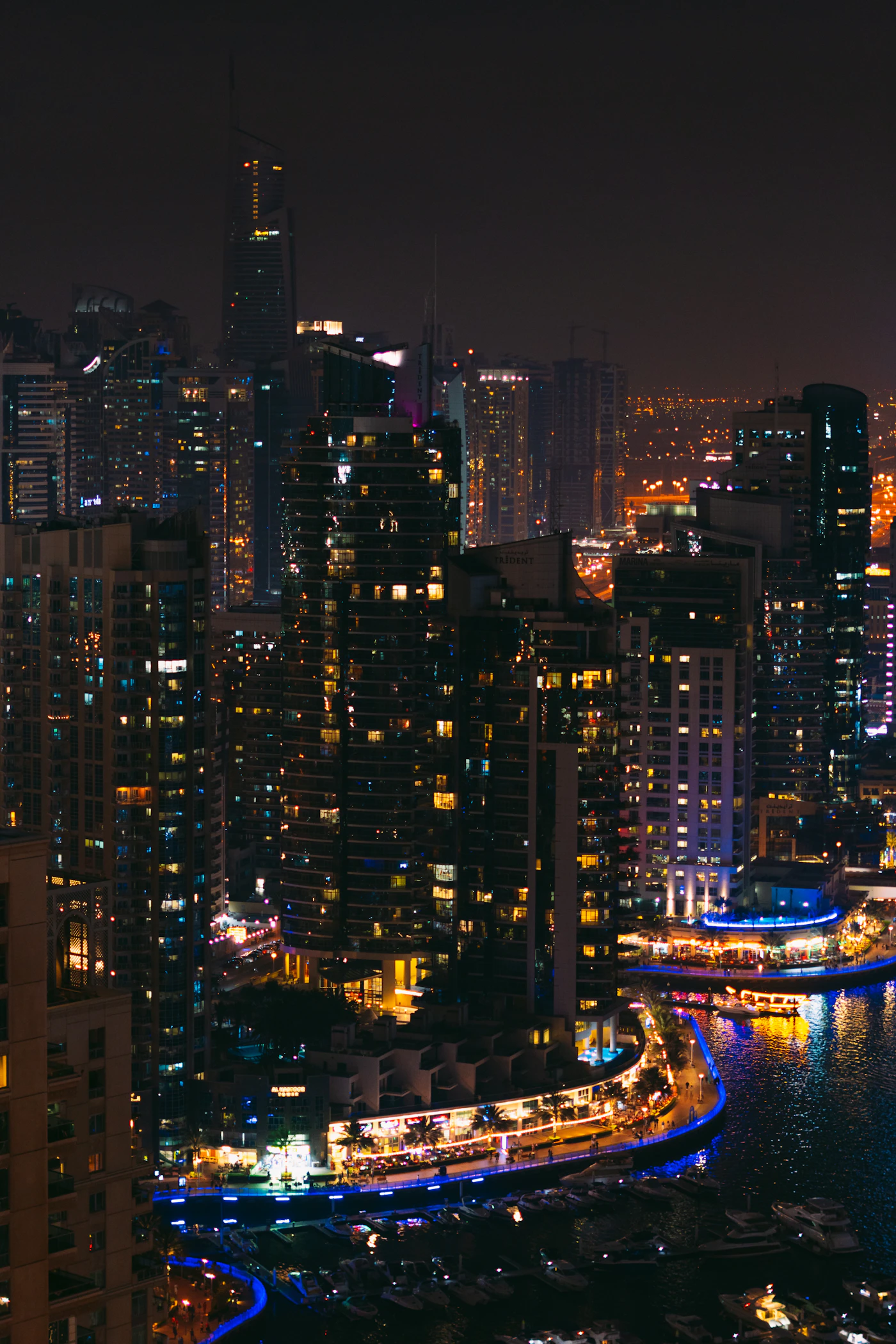Nächtliche Skyline am Wasser von Dubai Marina
