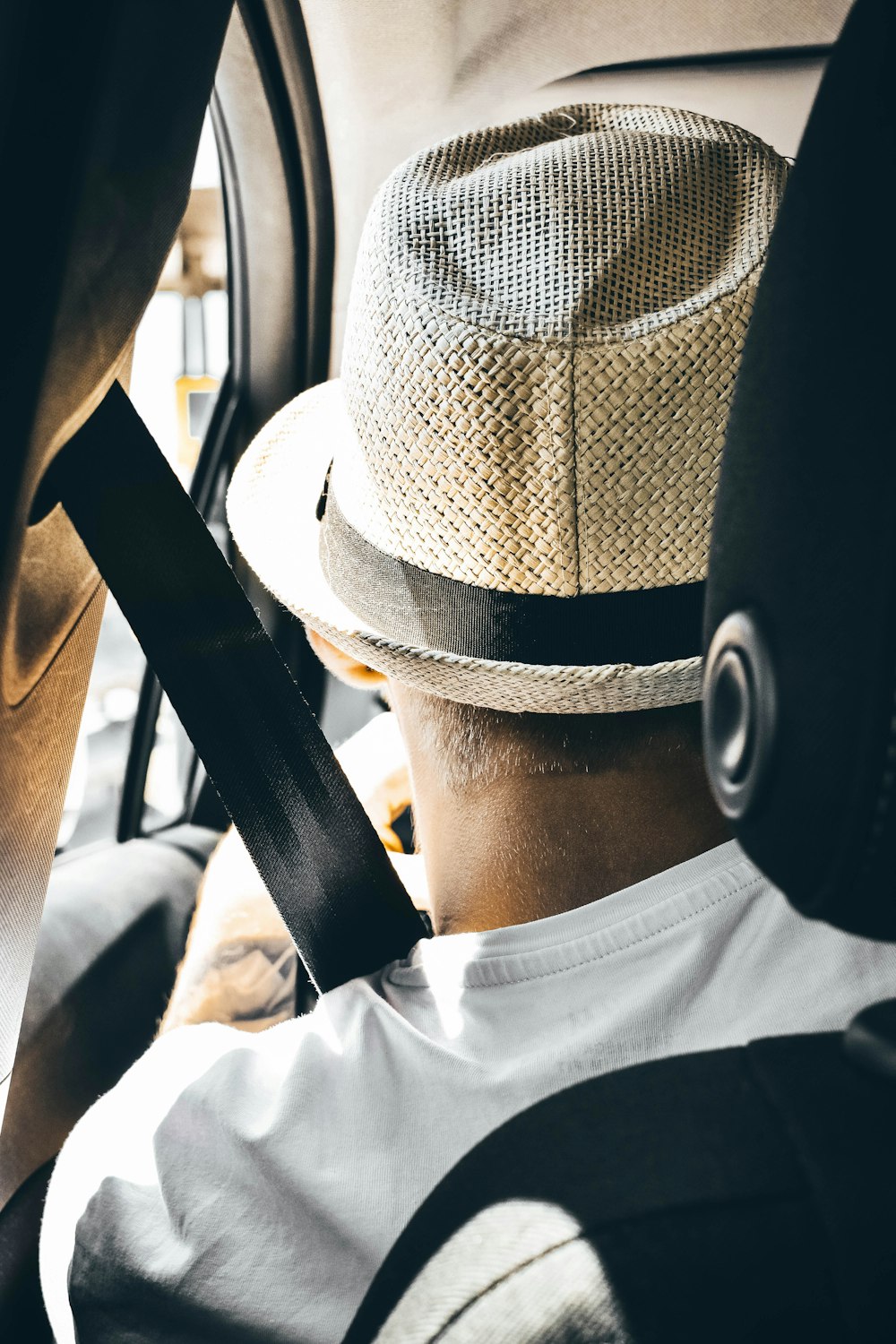 Un uomo seduto in una macchina che indossa un cappello foto – Italia  Immagine gratuita su Unsplash