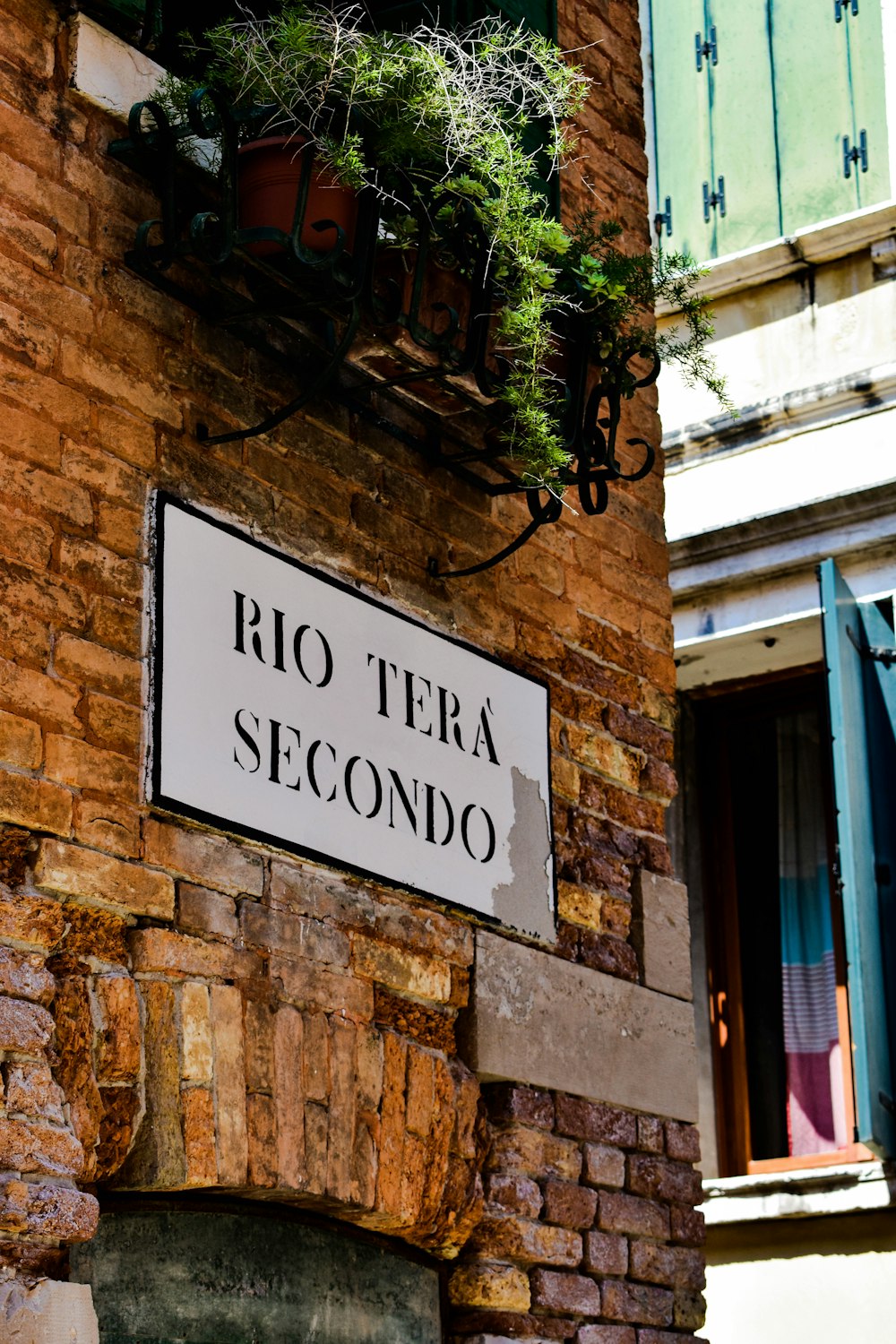 a brick building with a sign that says rio tera secondo